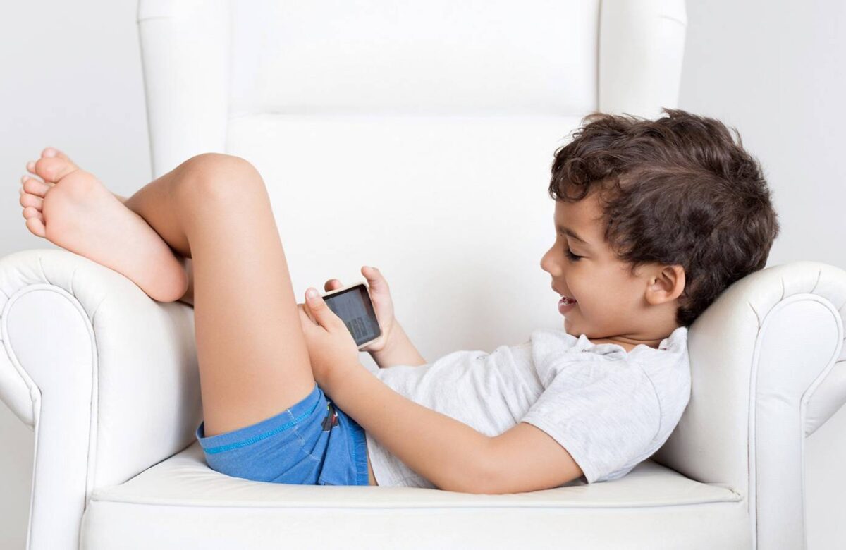 ଅଧିକ ସମୟ ସ୍ମାର୍ଟଫୋନ ଚଲାଇବା ଦ୍ୱାରା ପିଲାମାନଙ୍କ ମଧ୍ୟରେ ବଢ଼ୁଛି ଆତ୍ମହତ୍ୟା ପ୍ରବଣତା: ଜାଣନ୍ତୁ କ’ଣ କହୁଛି ରିସର୍ଚ୍ଚ