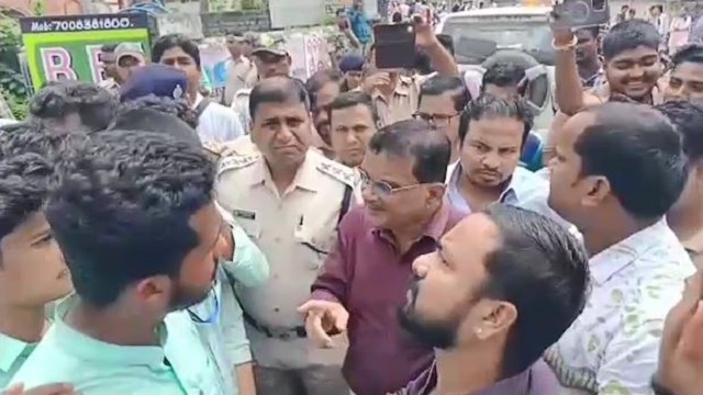 ବ୍ୟାନର ଟାଙ୍ଗିବାକୁ ନେଇ ମୁହାଁମୁହିଁ ଛାତ୍ର ଥମୁନି ଉତ୍ତେଜନା