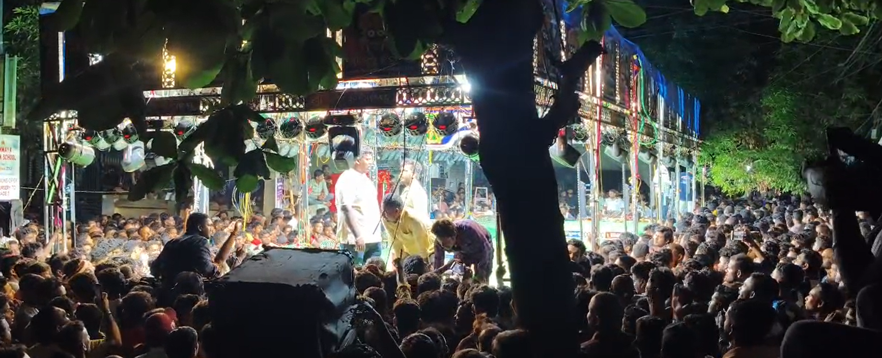 ରେକର୍ଡ ଡ୍ୟାନ୍ସ ନ ହେବାରୁ ଲୋକଙ୍କ ହଟ୍ଟଗୋଳ