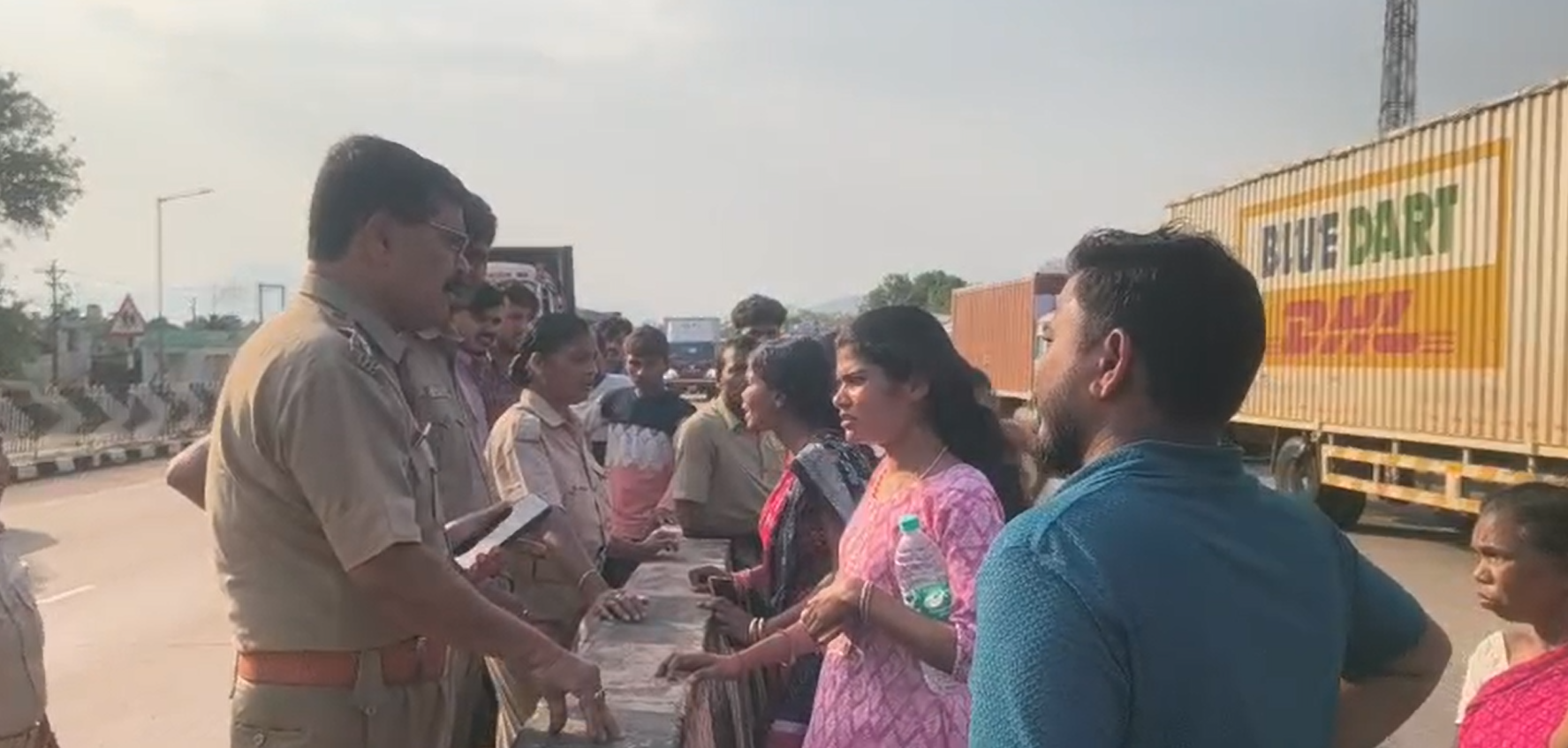 କ୍ଷତିପୂରଣ ଦାବୀ ନେଇ ହଠାତ 49ନମ୍ବର ଜାତୀୟ ରାଜପଥ ଅବରୋଧ କଲେ ପରିବାର ଲୋକ