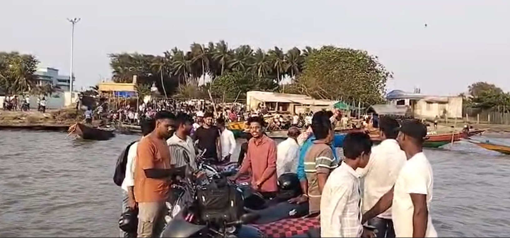 ଘାଟ ଡଙ୍ଗାରେ ଯାତ୍ରୀ ମାନଙ୍କ ସୁରକ୍ଷାକୁ ନେଇ କେତେ ସଜାଗ ଜିଲ୍ଲା ପ୍ରଶାସନ ?