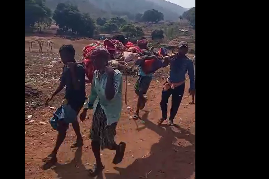 ୪ କିମି ଭାର ରେ ବୁହା ହୋଇ ଡାକ୍ତରଖାନା ଗଲେ ରୋଗୀ